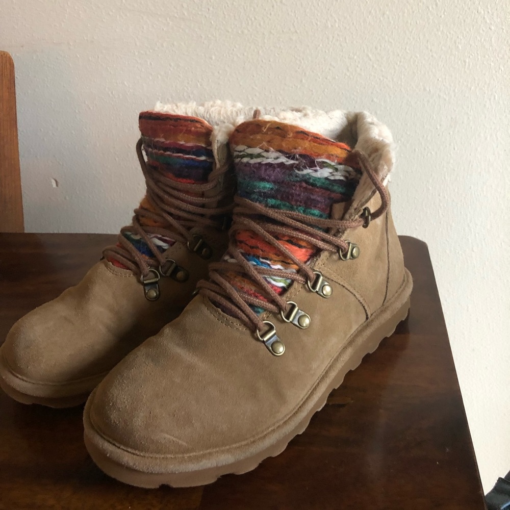 Women’s Size 9 Ugg Lace-up Classic Boot.